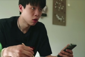 饺子尺寸对杨瀚森很正常但翻译吃两个就饱了杨瀚森一脸疑惑