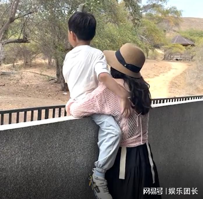 乐鱼电竞官方网-汪峰飞新疆陪森林北过七夕节，两人十指紧扣逛街，比初恋还甜蜜！